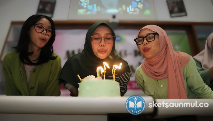 Tentang Cahaya dan Cerita: Selamat Ulang Tahun, Sketsa
