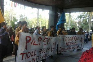 Rapat Senat Ditunda hingga Dua Jam, BEM KM Unmul dan BEM Fakultas Lakukan Aksi Dadakan