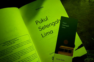 Pukul Setengah Lima: Ketika Menjadi Orang Lain Terasa Lebih Mudah