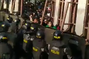 Aksi Kembali Ricuh, Polisi Tembakkan Gas Air Mata