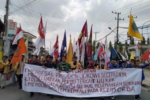 Ribuan Massa Aksi Sambangi DPRD Kaltim dalam Aksi Nasional
